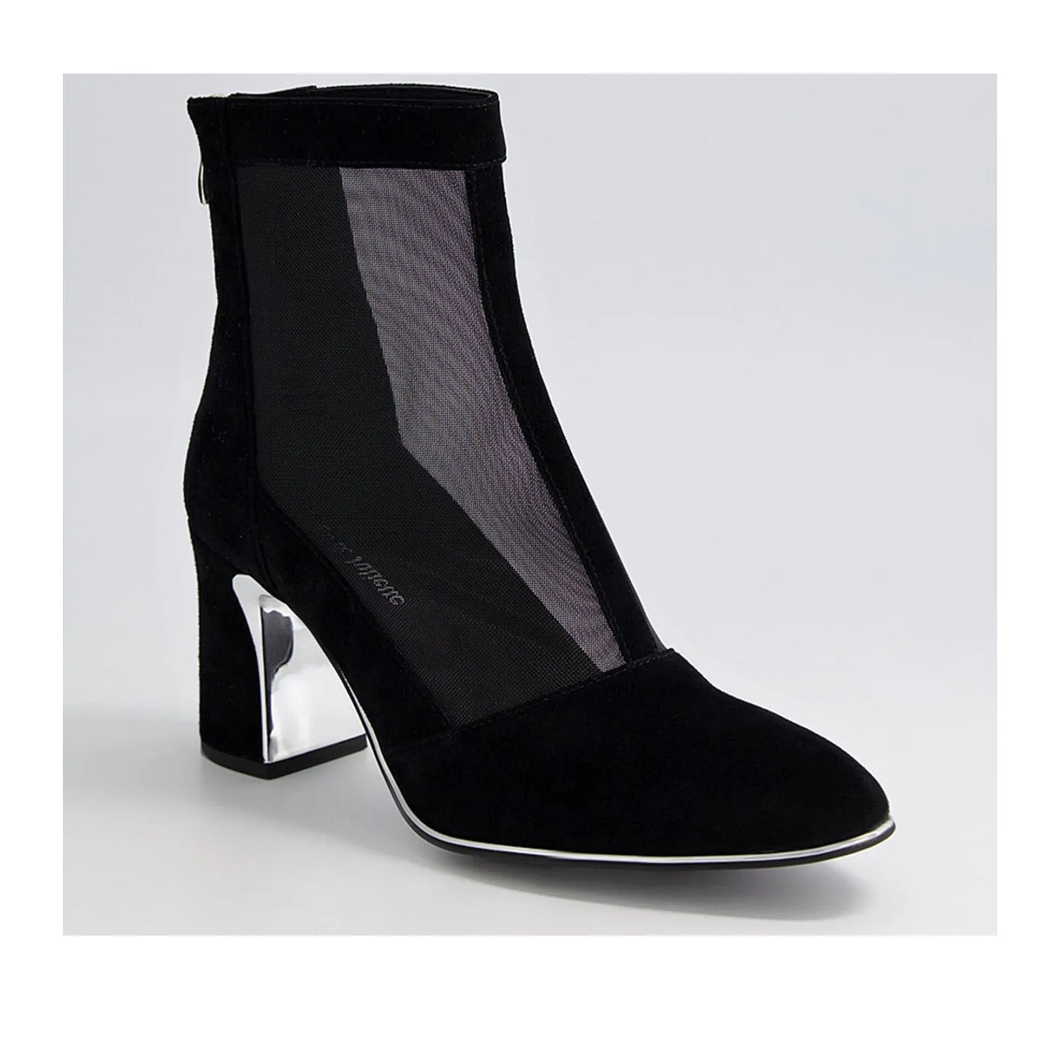 Django and Juliette Women's Kenza in Black
