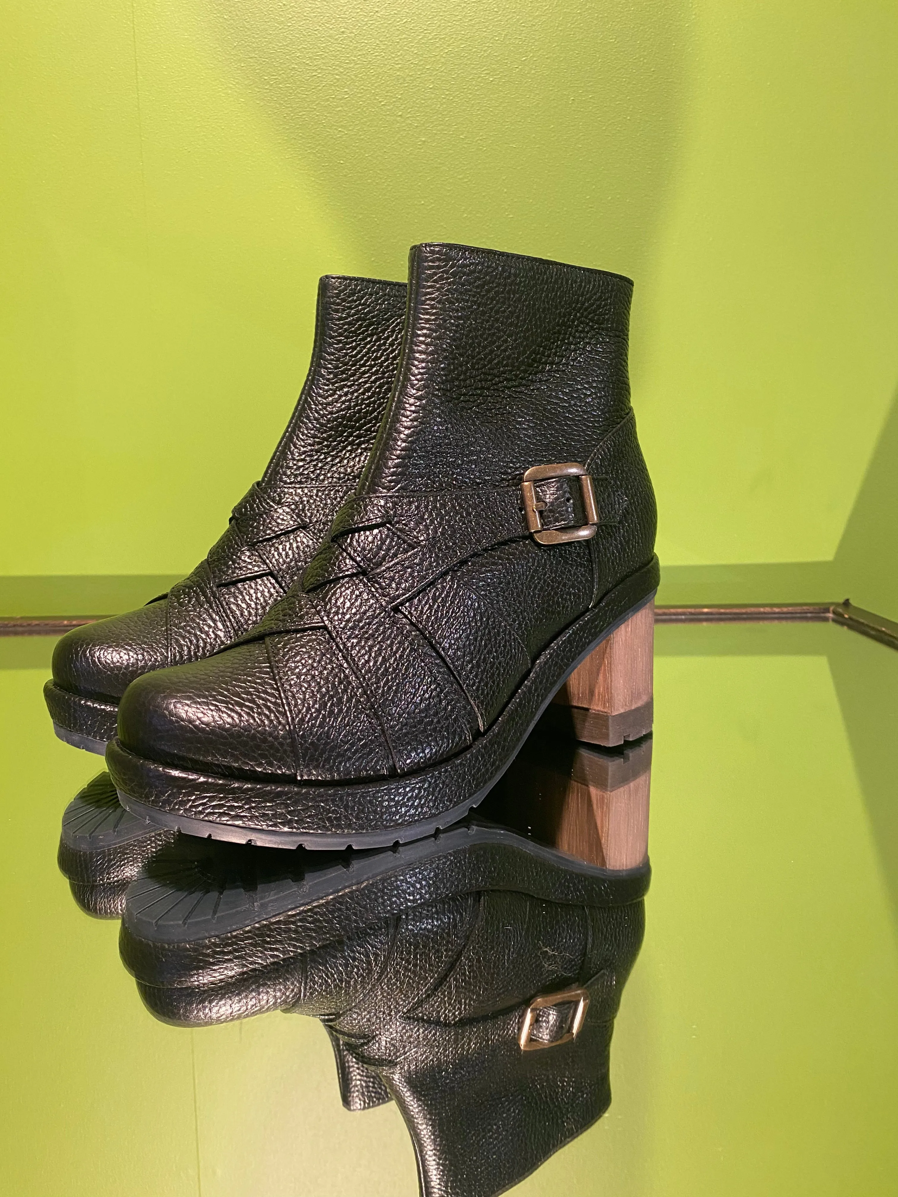 KR1801 opt.1 BLACK rubber sole