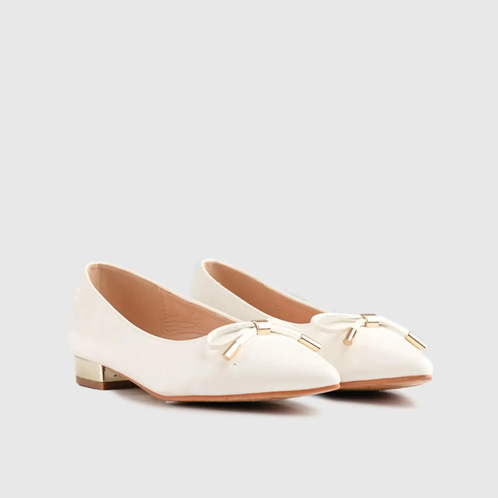 Low Heel Court Shoe White  10565
