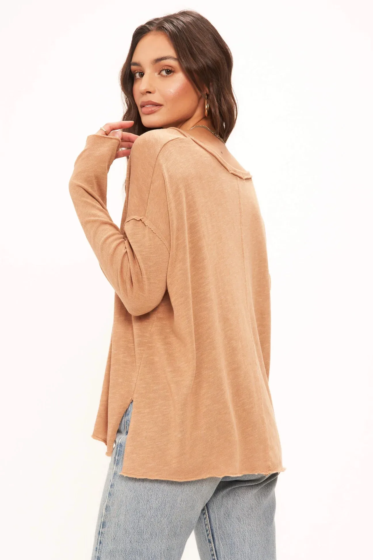 Mae Textured Relaxed V Neck L/S - Caramel