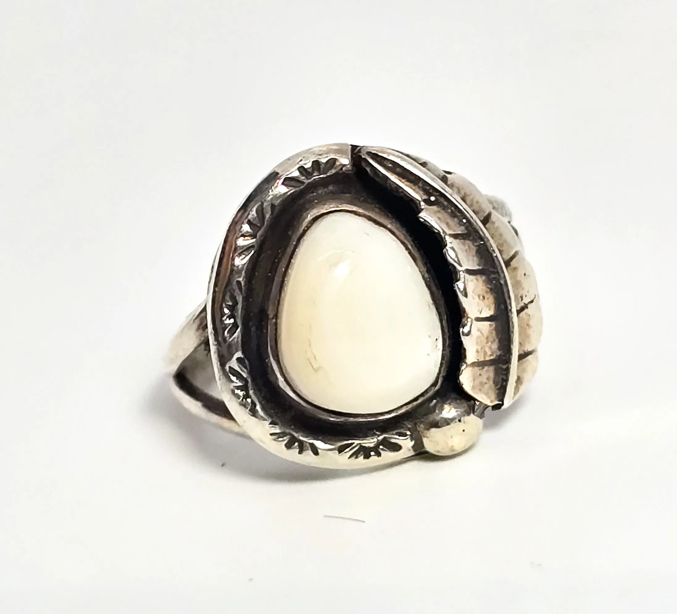 Navajo Mother of Pearl shell Native American Feather vintage sterling silver ring size 5.5